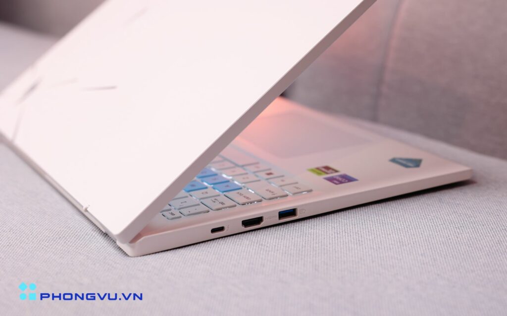Acer Nitro Lite 16 được trang bị đầy đủ cổng kết nối, đáp ứng tốt nhu cầu sử dụng