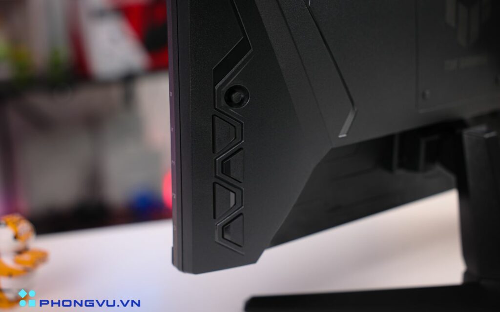 Phần vỏ được làm từ nhựa cứng cao cấp với bề mặt nhám, vừa chống bám vân tay vừa tạo cảm giác cứng cáp