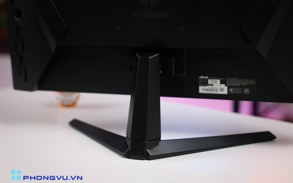 VG249QE5A sử dụng thiết kế chữ V đơn giản nhưng hiệu quả