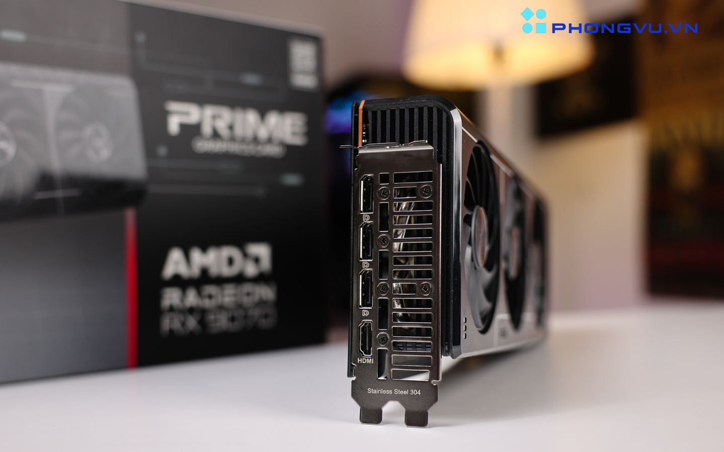 Card được trang bị 1 cổng HDMI 2.1b và 3 cổng DisplayPort 2.1a