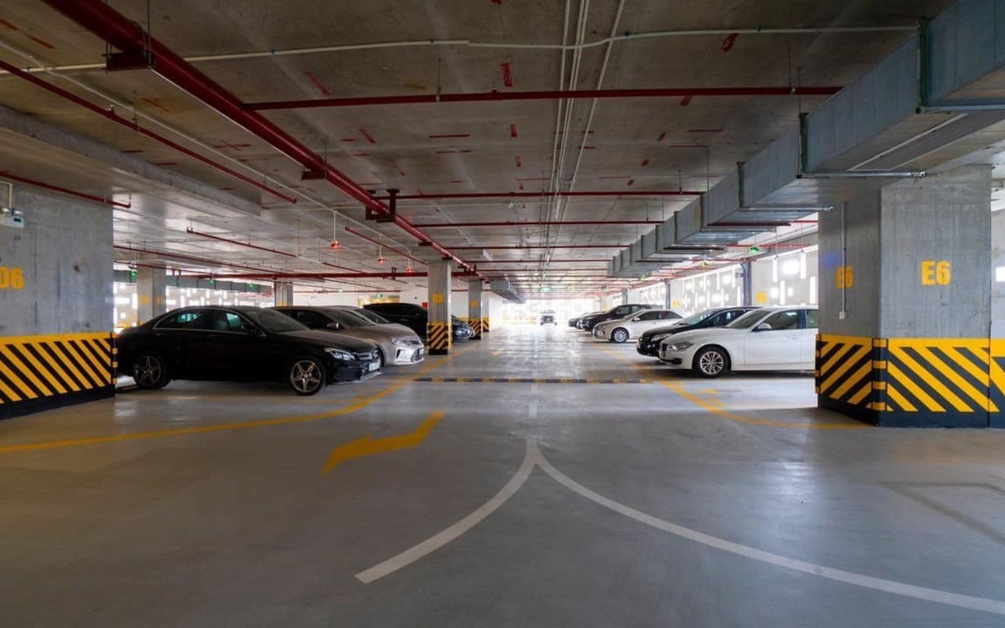 Gửi xe trong bãi của rạp chiếu phim Galaxy Nguyễn Du