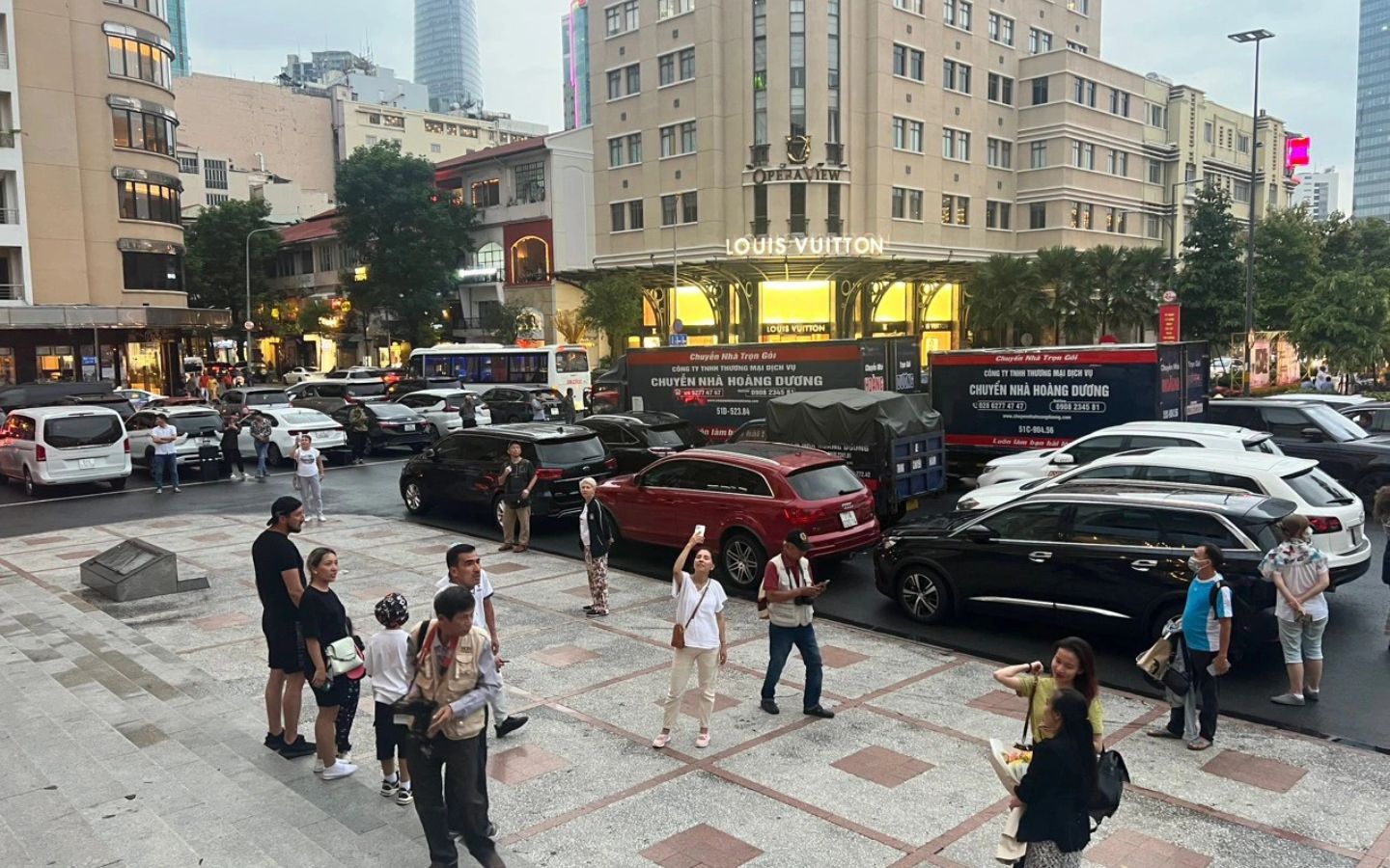 Bạn có thể gửi xe xung quanh khu vực sau lưng Nhà hát Thành phố (Nguồn: Internet)