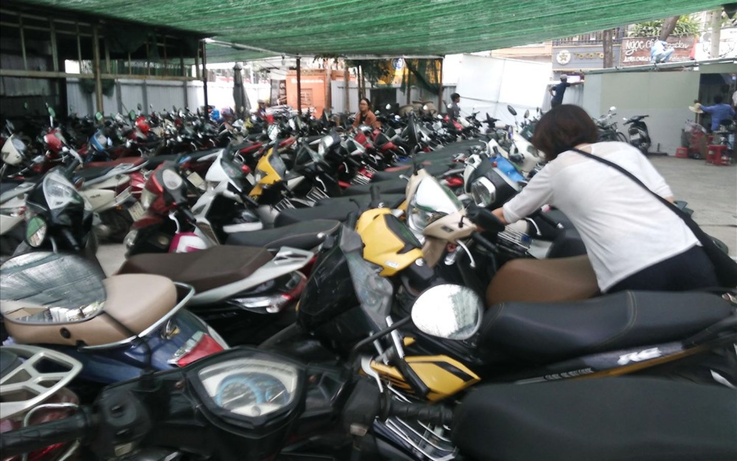 Bãi gửi xe tại Bưu điện Trung tâm Sài Gòn để xem diễu binh (Nguồn: Internet)