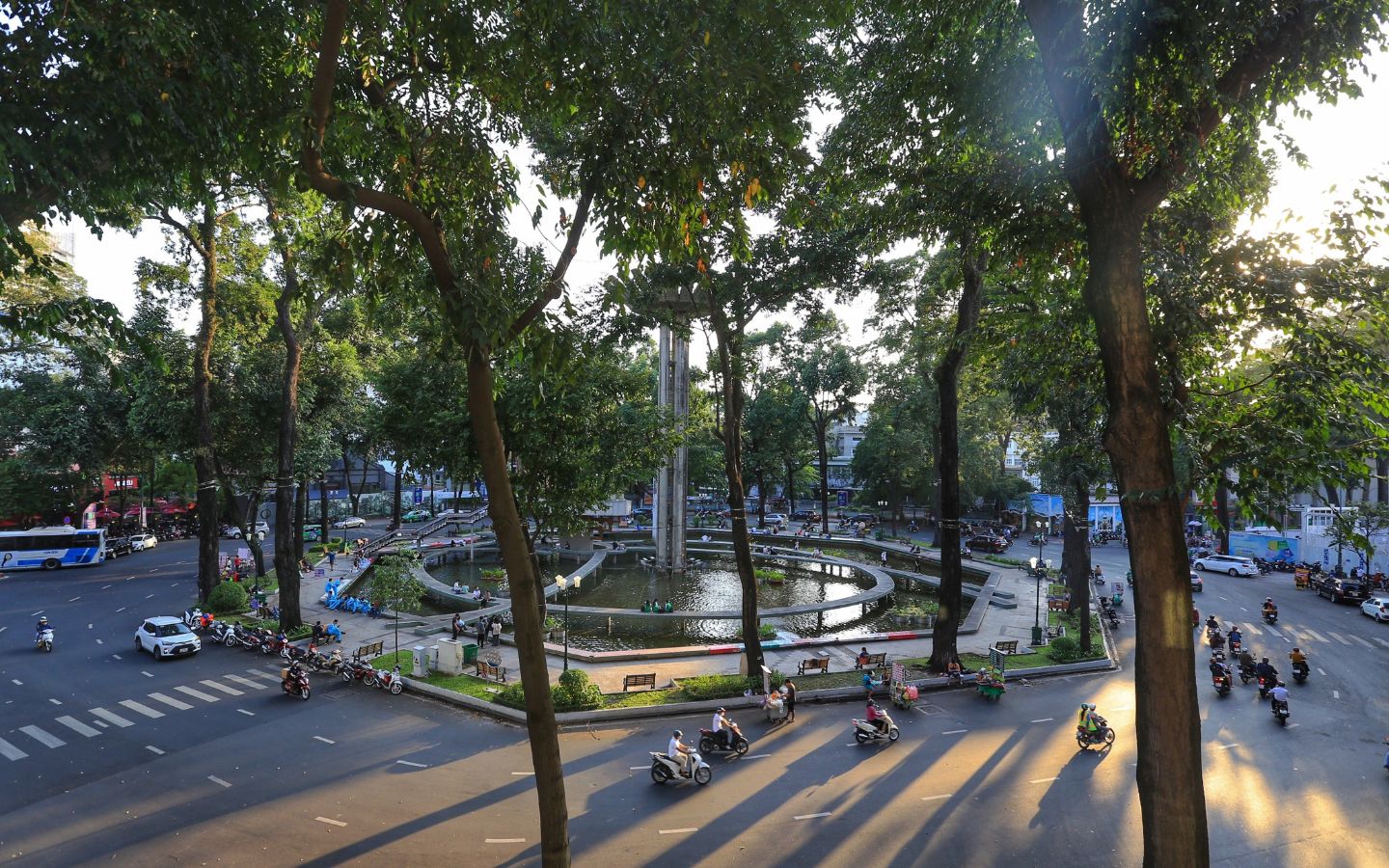 Gửi xe tại khu vực Hồ Con Rùa để xem diễu binh (Nguồn: Internet)