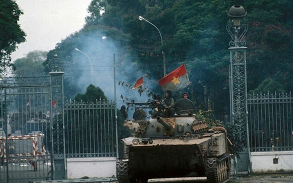 Xe tăng của lực lượng giải phóng tiến vào Dinh Độc Lập ngày 30/4/1975