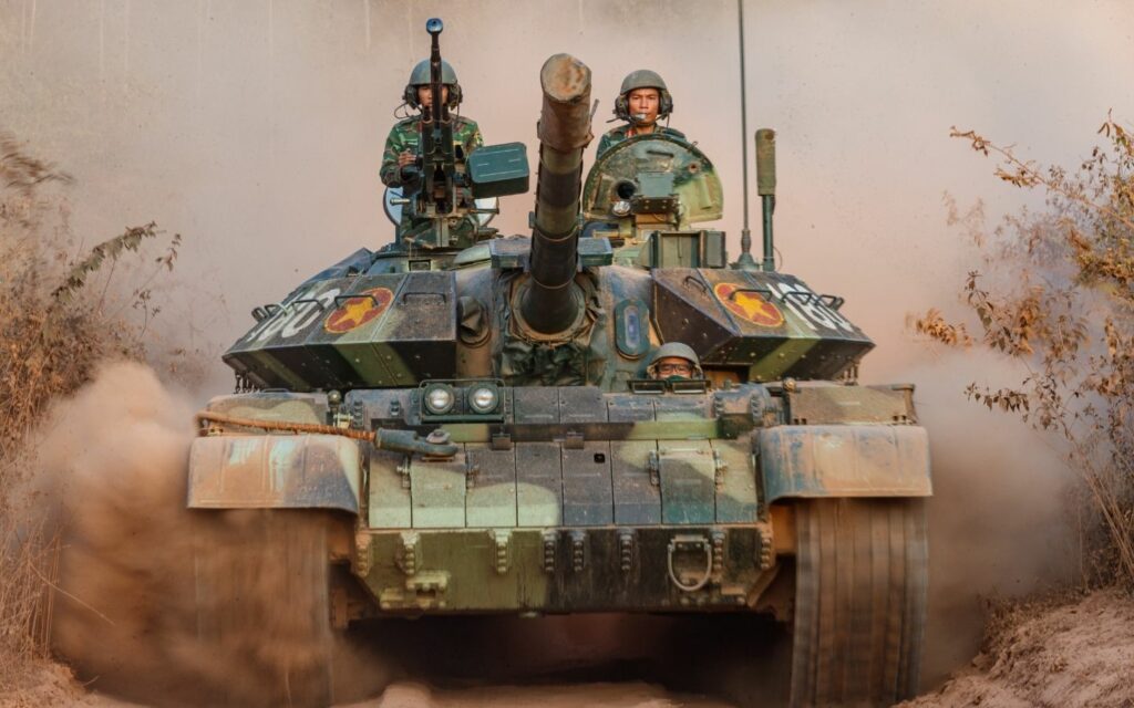 Một chiếc xe tăng T-54B cải tiến của Lữ đoàn Xe tăng 409