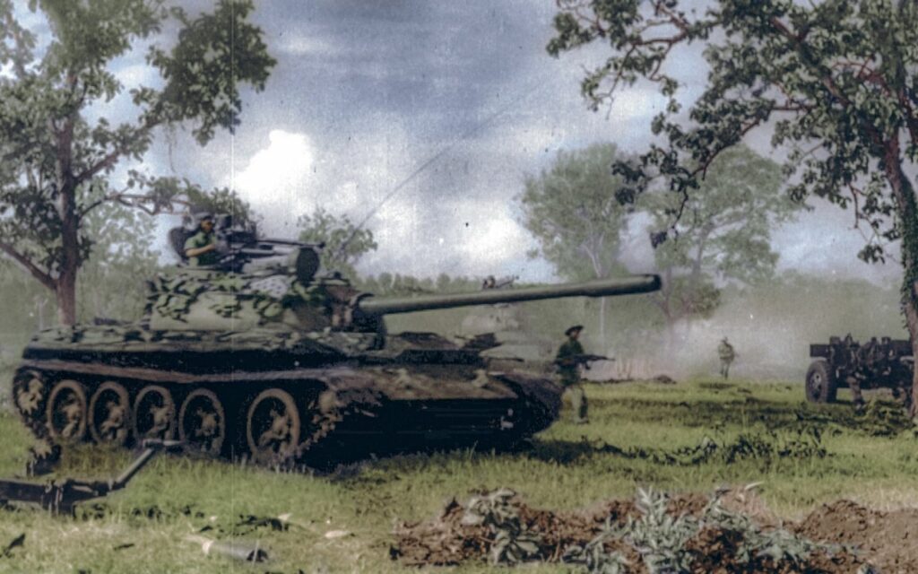 Bộ binh và xe tăng T54B của QGPMN trong chiến dịch Hồ Chí Minh