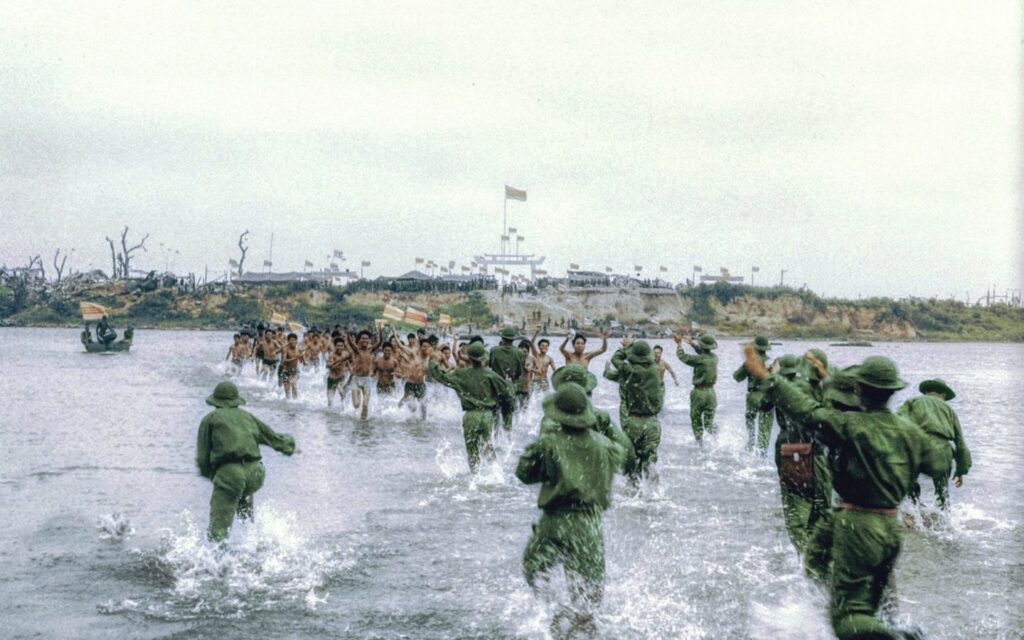 Các tù binh QGPMN trở về trong sự chào đón nồng nhiệt của đồng đội trên dòng sông Thạch Hãn năm 1973