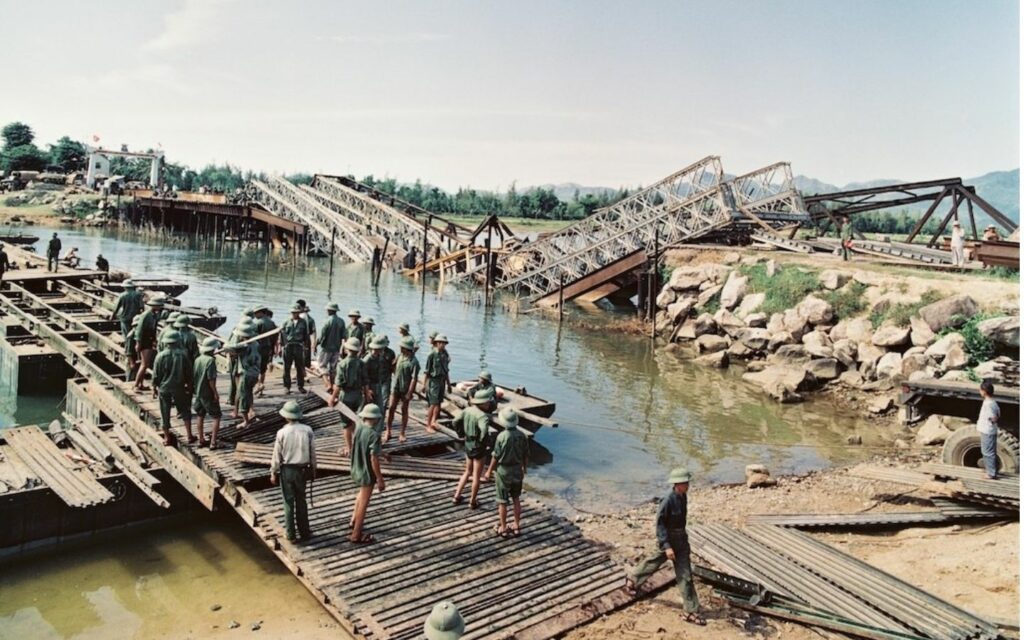 Bộ đội VN đang xây dựng cầu tạm qua sông