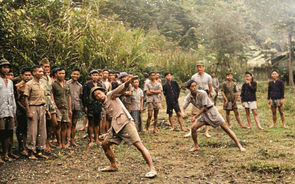 Sĩ quan OSS của Mỹ huấn luyện các chiến sĩ Việt Minh cách ném lựu đạn ở Việt Bắc