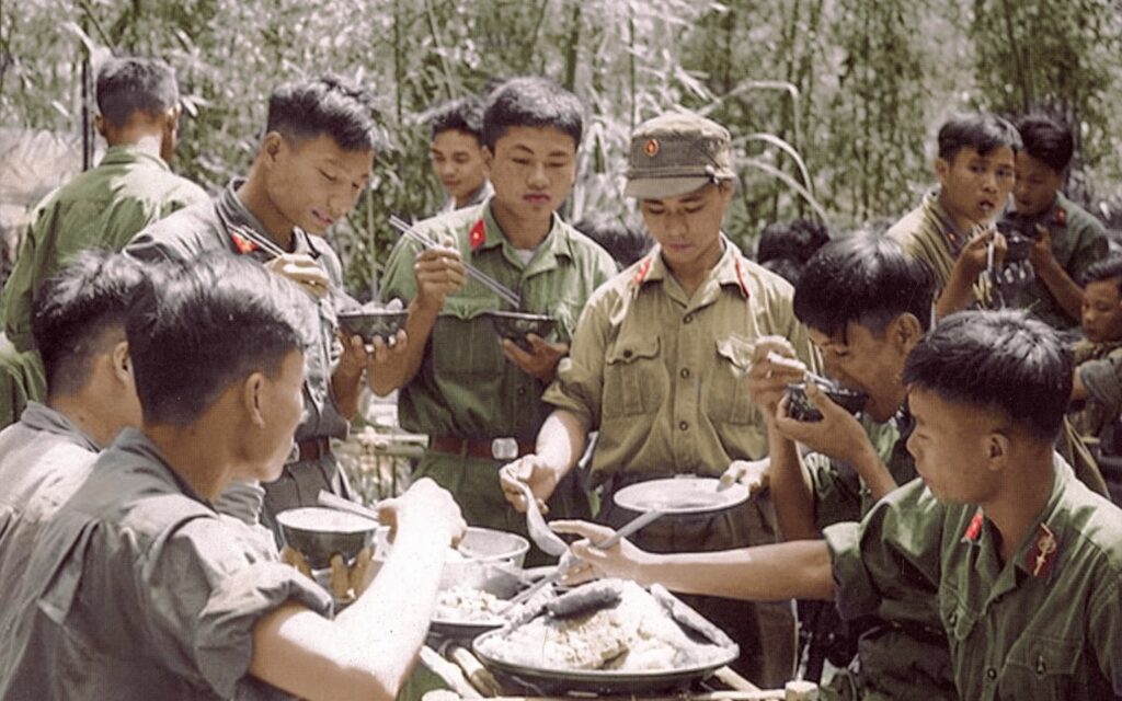 Bữa cơm dã ngoại của một đơn vị bộ đội trên đường vào Nam (1968)