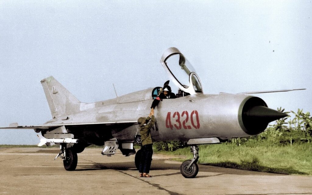 Máy bay tiêm kích MiG-21 số hiệu 4320 của trung đoàn không quân 921