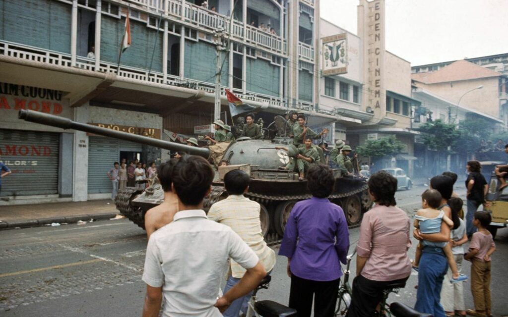 Người dân Sài Gòn đứng xem xe tăng QGPMN tiến về Dinh Độc Lập (30/4/1975)