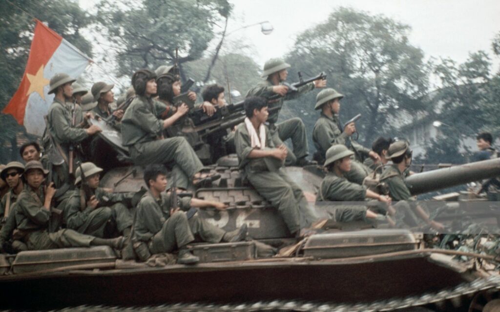 Bộ binh ngồi trên chiếc xe tăng chiến đấu chủ lực T-54