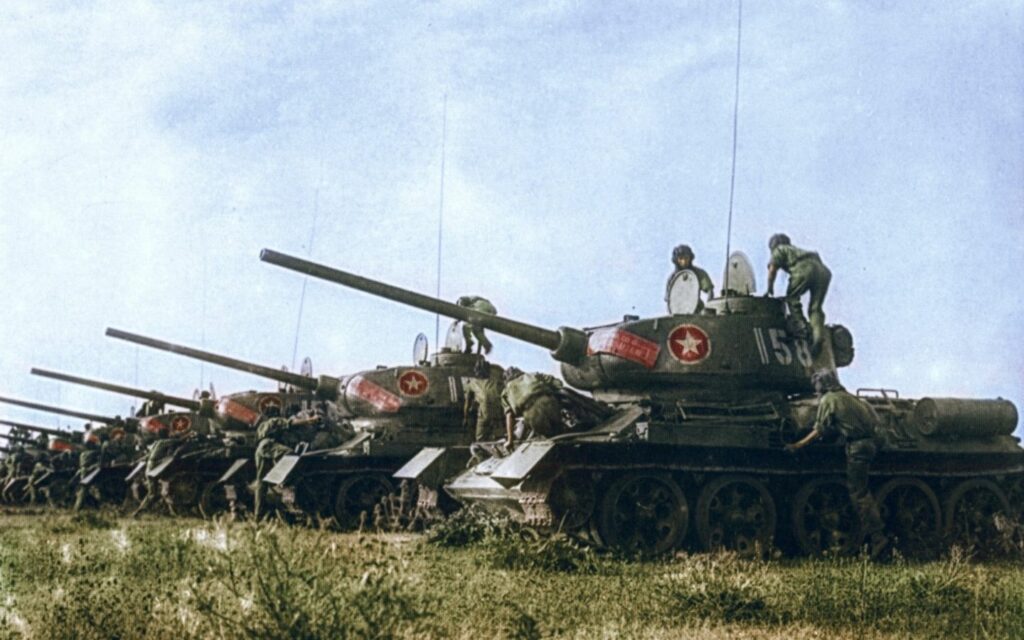 Bộ đội tăng thiết giáp luyện tập trên xe tăng T-34/85 tại miền Bắc