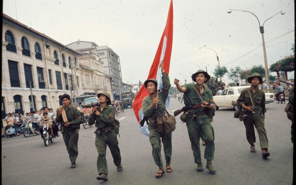 Các chiến sĩ quân giải phóng trên đường phố Sài Gòn ngày 30/4/1975