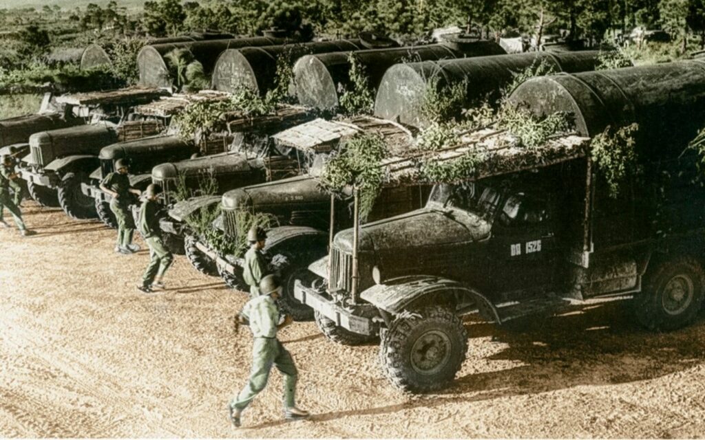 Các chiến sĩ lái xe của Đoàn 559 chuẩn bị hành quân