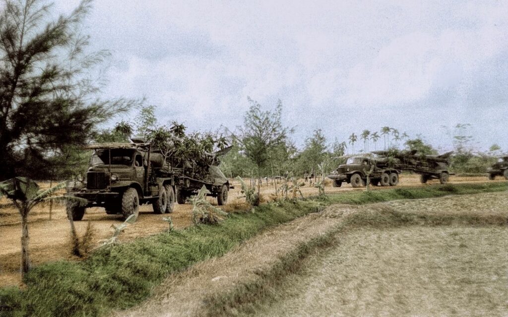 Xe kéo ZIL 157 của QĐNDVN chở các quả đạn tên lửa SAM 2