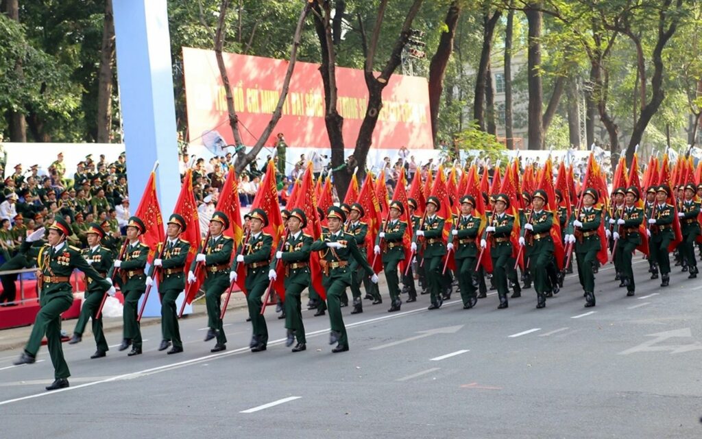 Các đoàn diễu binh, diễu hành đang qua lễ đài