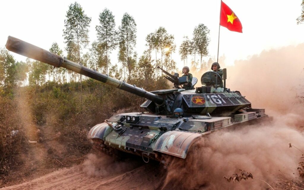 Kíp xe tăng của đơn vị hành quân huấn luyện