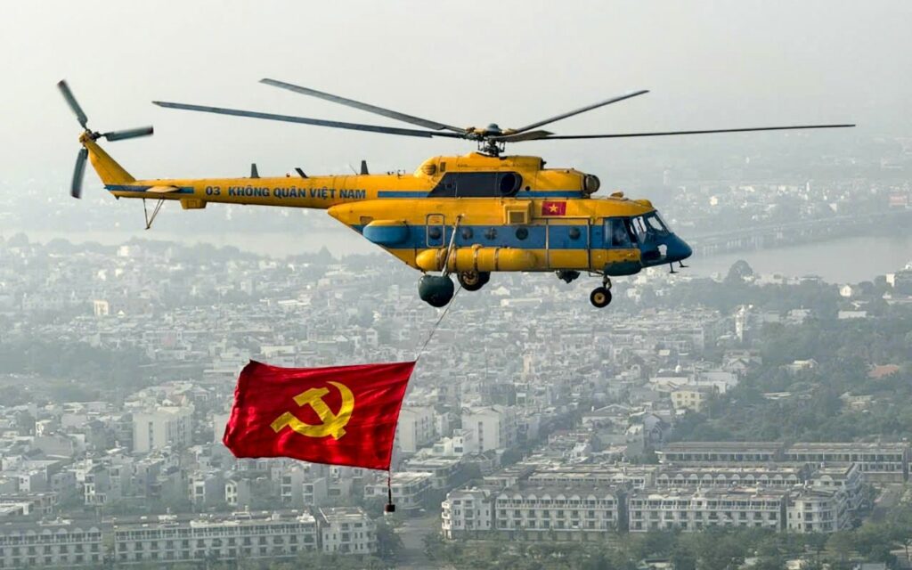 Trực thăng bay kéo cờ trên bầu trời Biên Hòa chuẩn bị cho lễ diễu binh 30-4