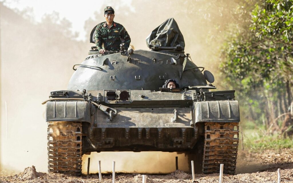 Lính 'thép' lái xe tăng bơi nước