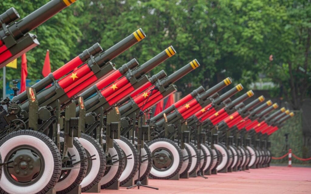 Chương trình lễ diễu binh, diễu hành bắt đầu bằng 21 loạt pháo