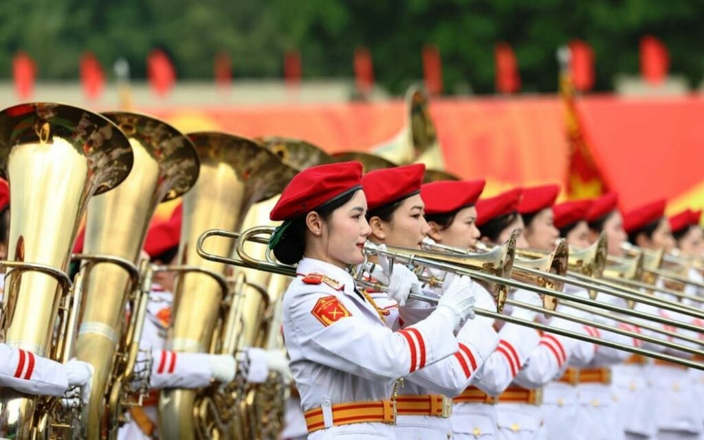 Các nữ chiến sĩ diễu hành với nhạc cụ cỡ lớn