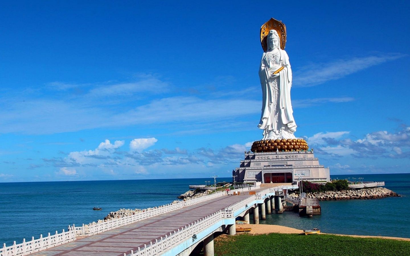 Tượng đài Phật hướng ra biển khơi