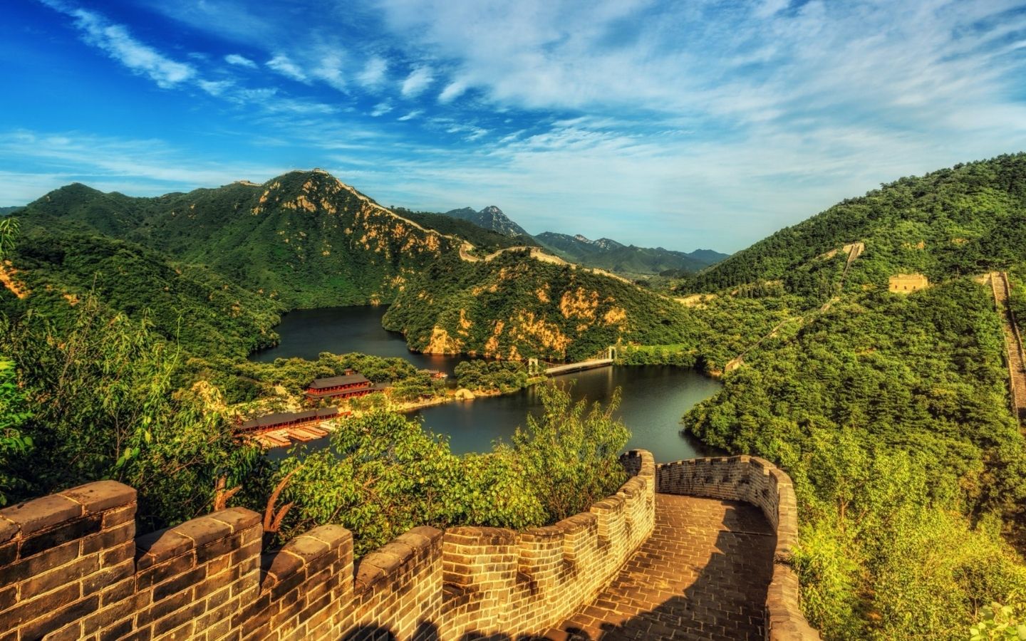 Đồi núi xanh tươi trải dài