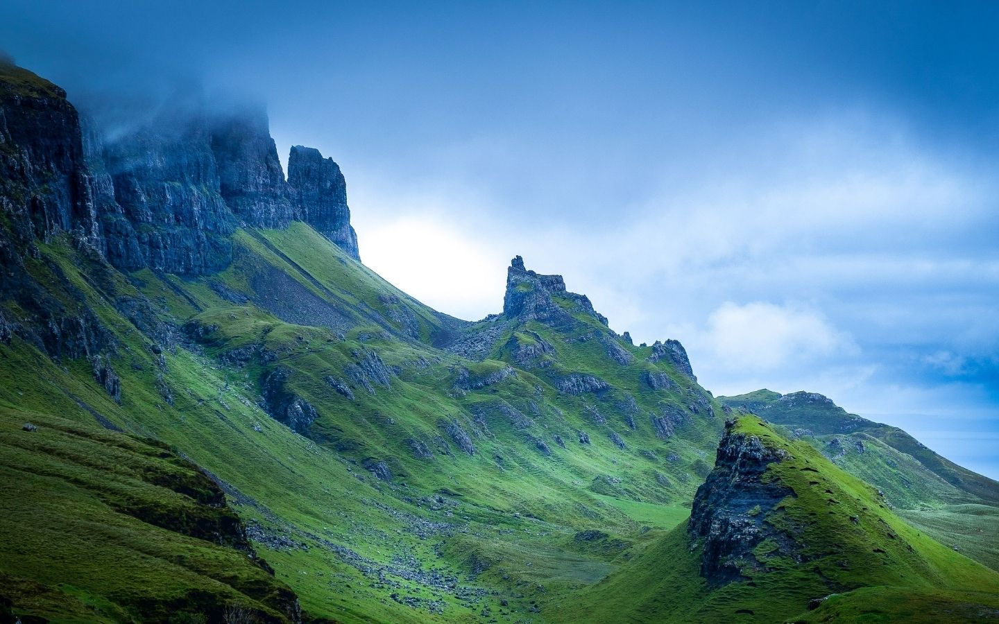 Vách núi hùng vĩ trời xanh.