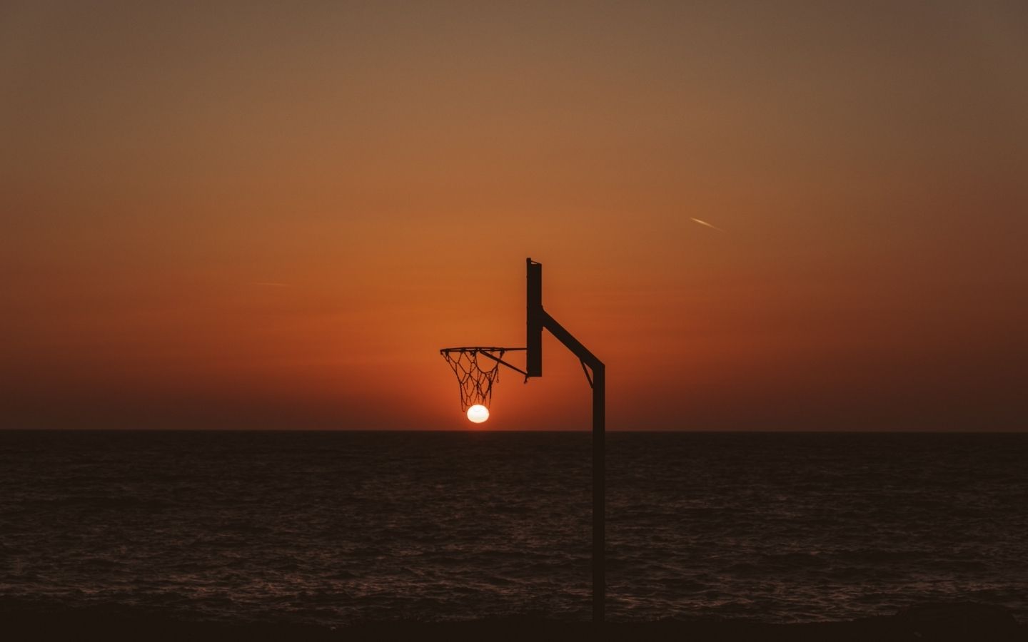 Biển chiều cô đơn lúc hoàng hôn