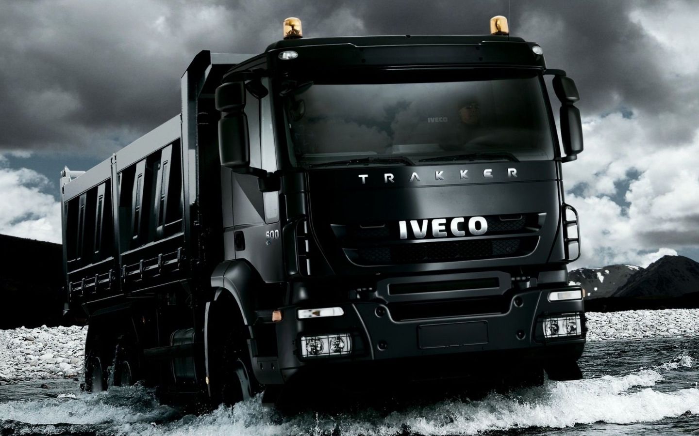 Chiếc xe tải đầu kéo mạnh mẽ