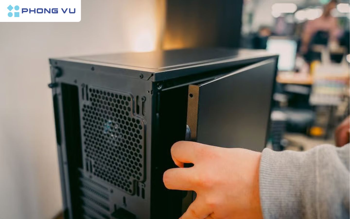 Tắt nguồn và tháo vỏ case PC