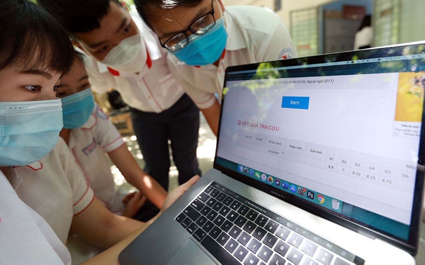 Học sinh tra cứu điểm thi THPT quốc gia (Nguồn: Internet)