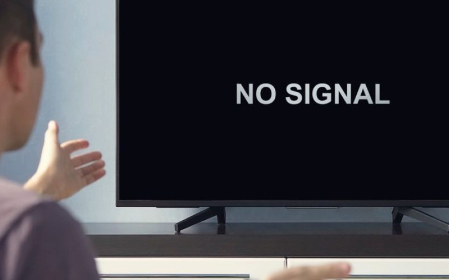 Cách kết nối máy tính với tivi qua HDMI, VGA, Wi-Fi cực dễ 7 Đảm bảo cáp không lỏng, cổng không bụi. Thử cáp khác hoặc cổng HDMI khác trên tivi. (Nguồn: Internet)