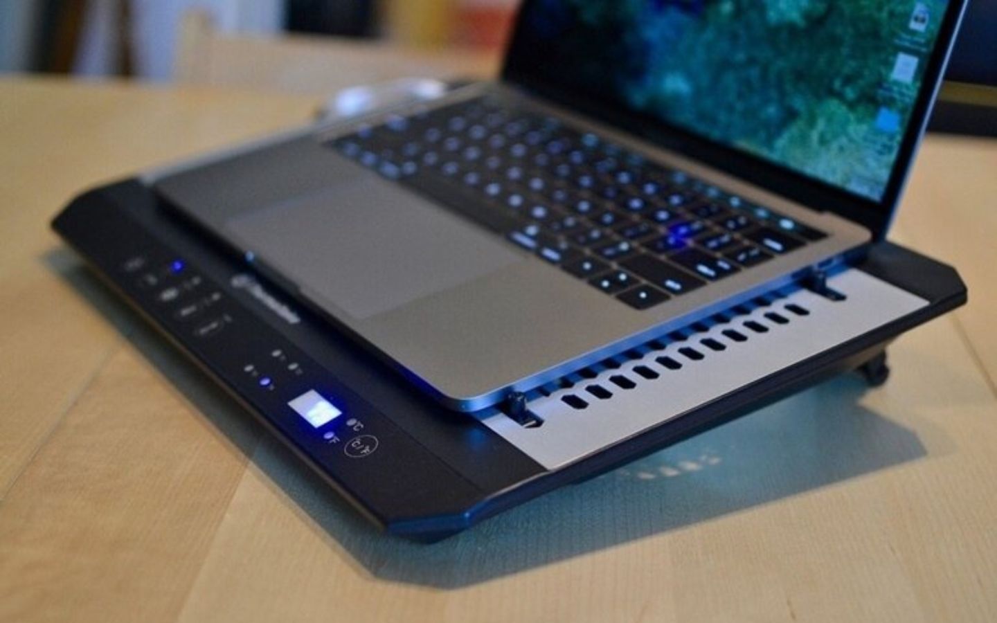 Cách kết nối máy tính với tivi qua HDMI, VGA, Wi-Fi cực dễ 8 Đảm bảo laptop và tivi không quá nóng (>50°C). Đặt laptop trên bề mặt thoáng, dùng quạt tản nhiệt nếu chơi game nặng (Nguồn: Internet)