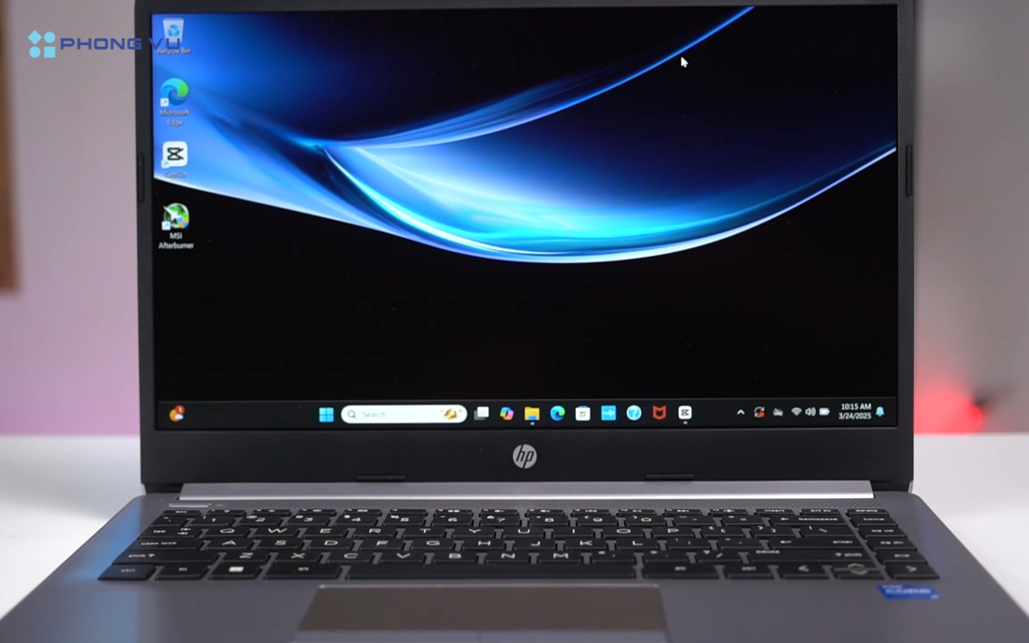 Máy có kích thước gọn gàng (324 x 225.9 x 19.9 mm) và trọng lượng chỉ 1.47kg, dễ dàng nằm gọn trong balo mà không chiếm nhiều không gian