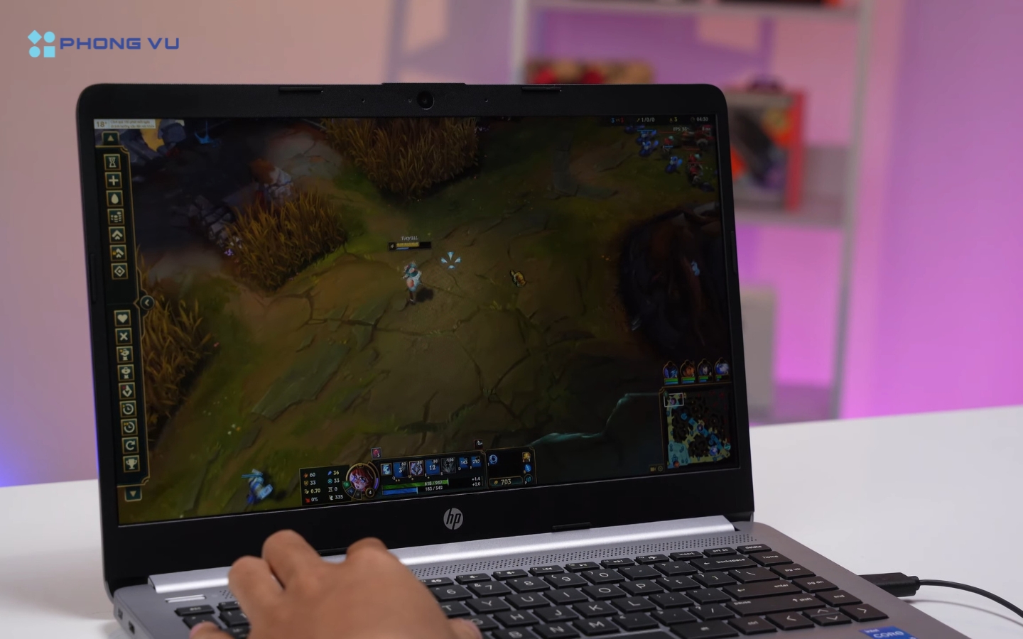 Dù không phải laptop gaming, HP 240 G9 vẫn có thể chơi các tựa game nhẹ như Liên Minh Huyền Thoại ở mức thiết lập thấp (Full HD)