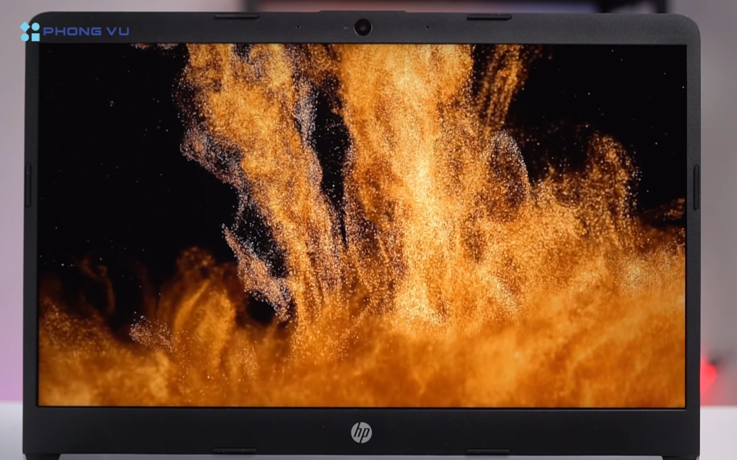 Điểm cộng lớn là màn hình không bị ám xanh hay ngả cam, mang lại trải nghiệm nhìn thoải mái khi làm việc nhiều giờ