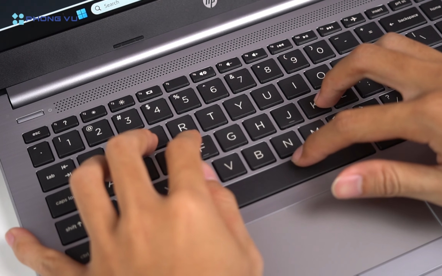 Bàn phím có hành trình phím tuy không sâu nhưng nhạy, không delay, đảm bảo thao tác nhanh và chính xác