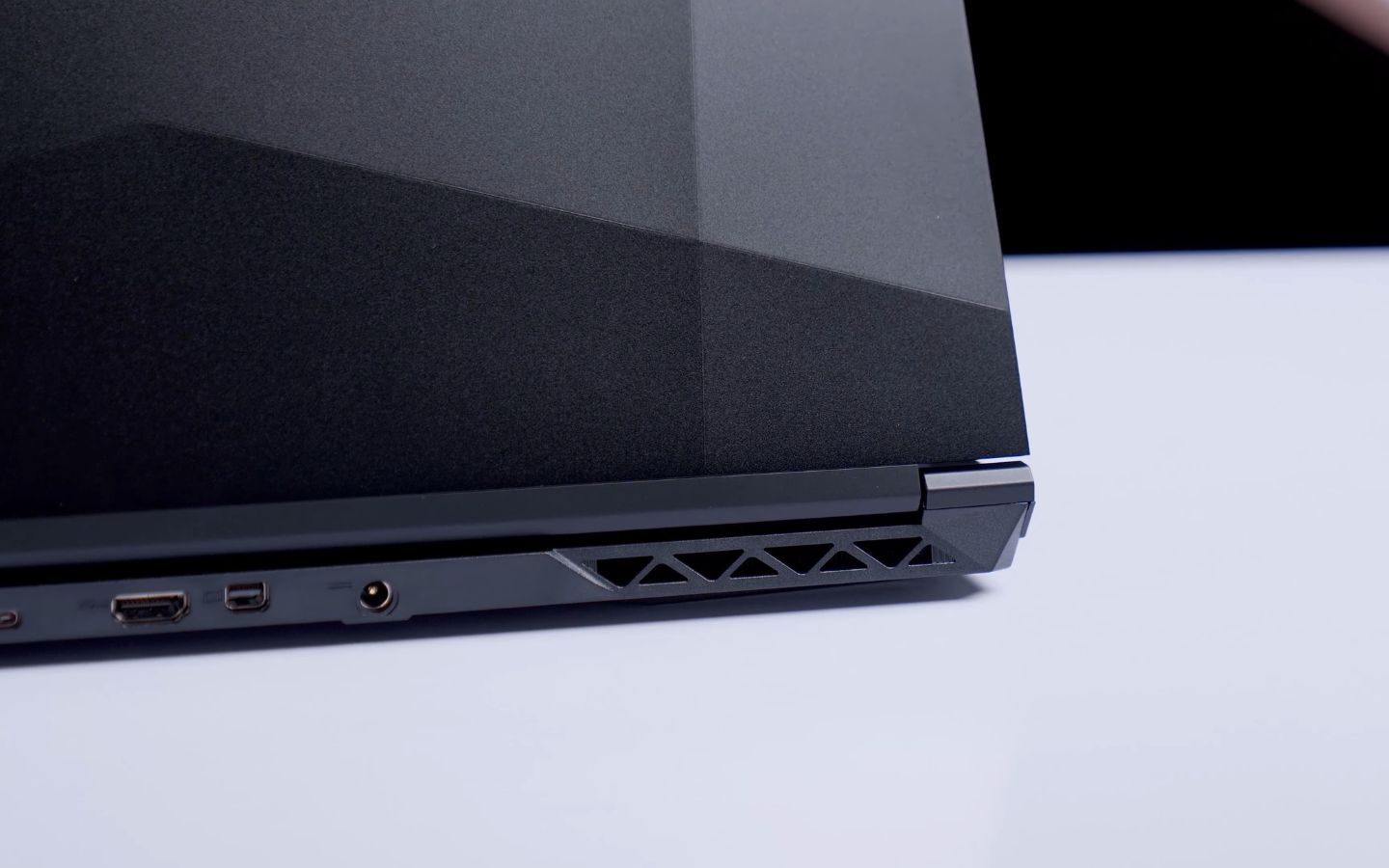 Acer Aspire 7 A715-59G-57TU có nhiều cổng, không bị lược bỏ dù thiết kế mỏng