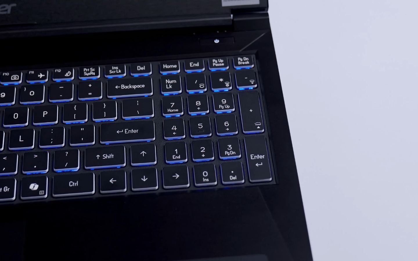 Hành trình phím sâu, gõ êm, đi kèm LED nền đơn sắc với 15 màu tùy chỉnh qua phần mềm