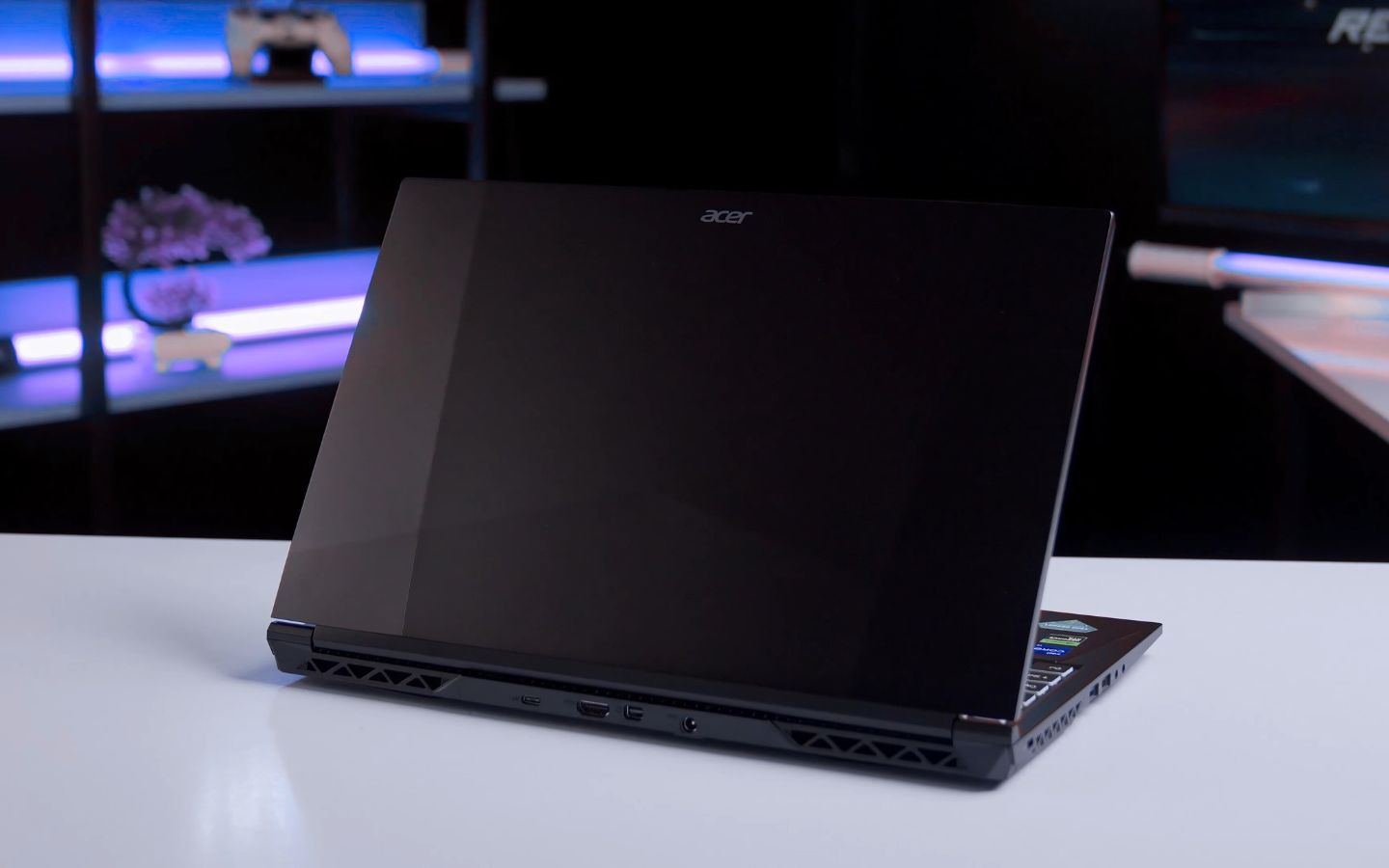 Máy không còn vẻ ngoài thuần văn phòng mà mang nét “hơi hiền”, kết hợp giữa thanh lịch và gaming