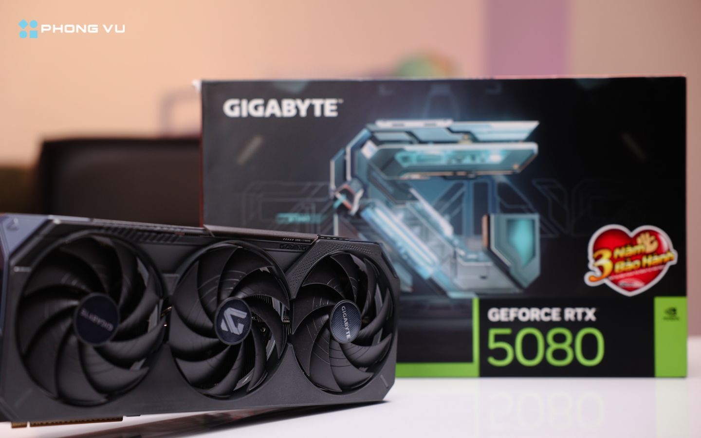 Gigabyte RTX 5080 GAMING OC 16GB đã gây ấn tượng với vẻ ngoài cao cấp và chắc chắn