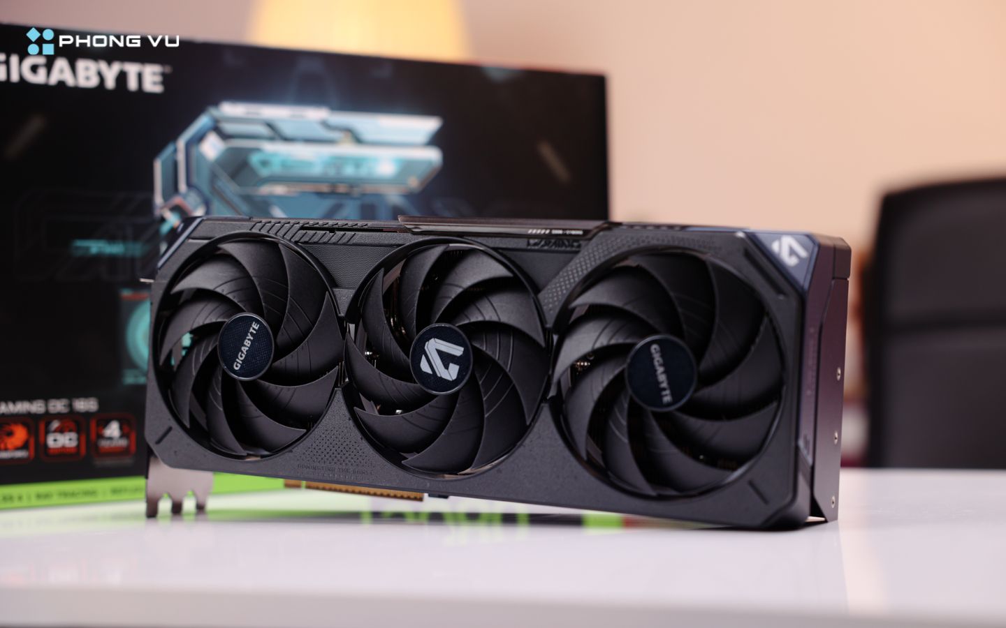 Card được trang bị ba quạt Hawk với thiết kế luân phiên