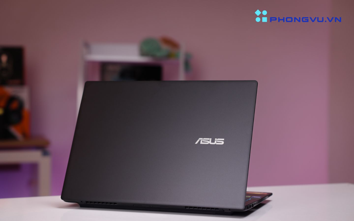 Mặt lưng của máy nổi bật với logo ASUS được khắc chìm tinh tế