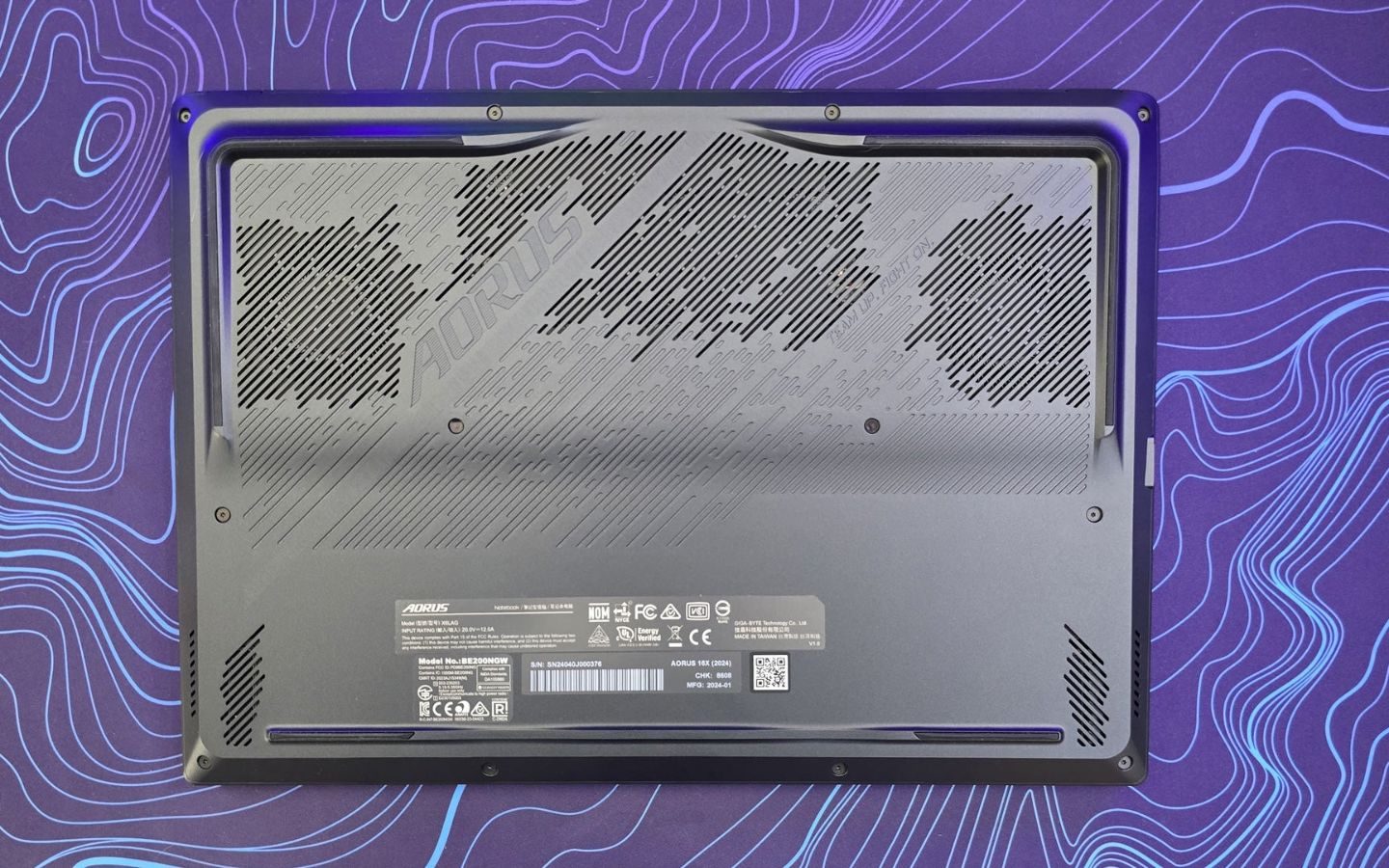 Máy trang bị hai quạt lớn, khe thoát gió rộng ở ba hướng (hai bên và phía sau), đảm bảo luồng khí (airflow) tốt