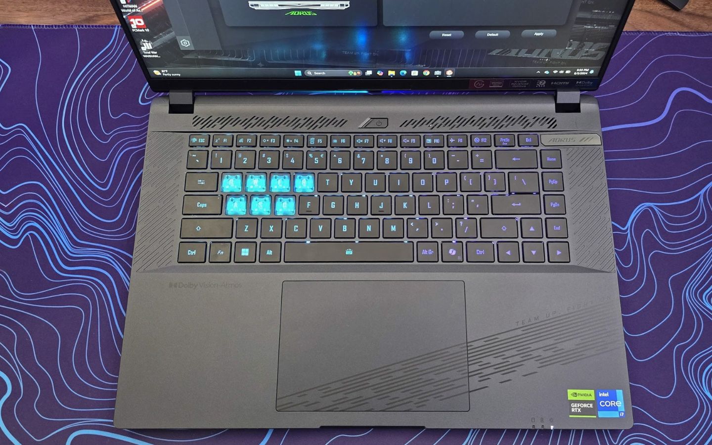 Tấm plate khắc chữ “Aorus” phía trên bàn phím là chi tiết nhỏ nhưng góp phần nâng tầm thẩm mỹ