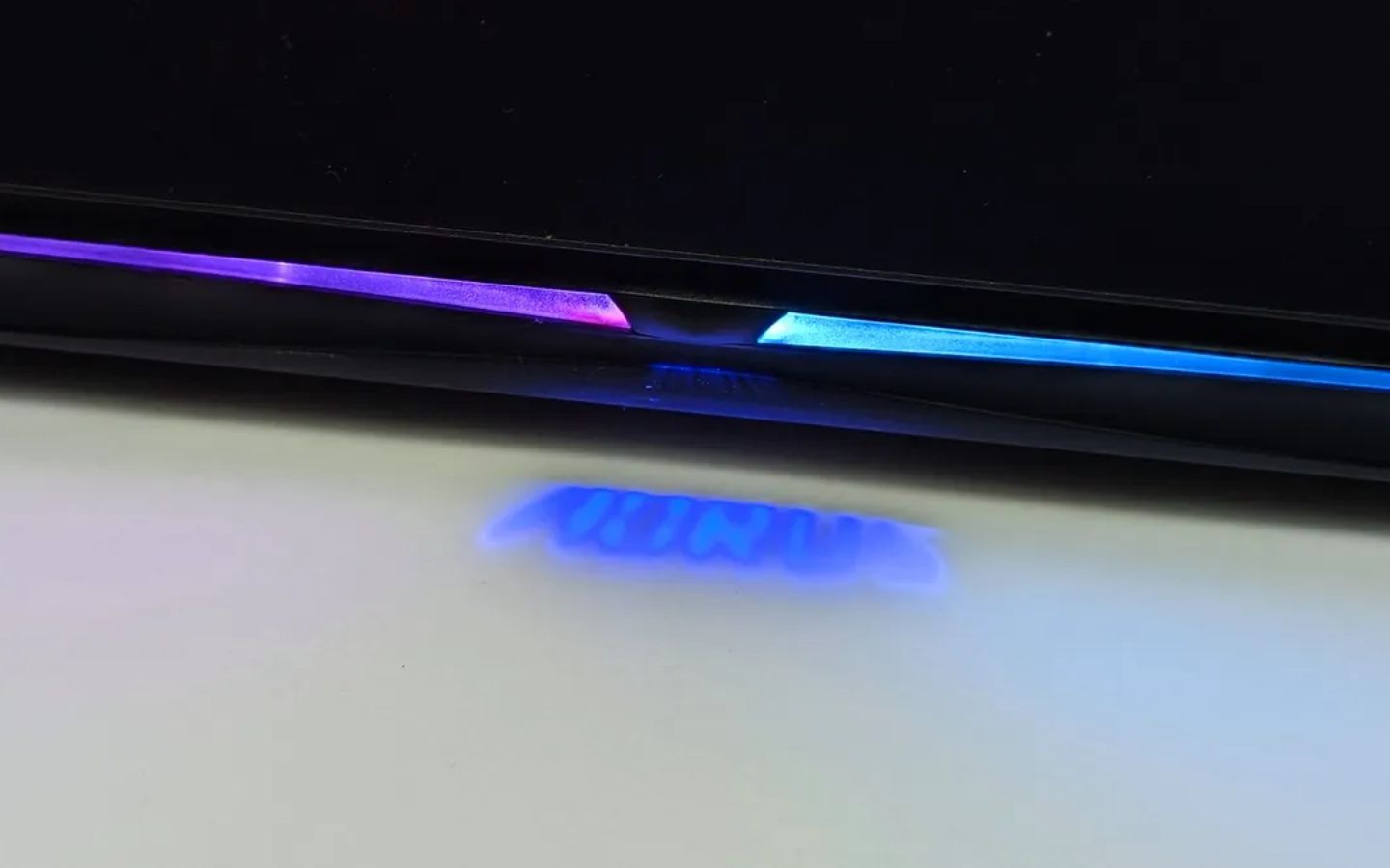 Điểm độc đáo nhất phải kể đến bóng LED siêu nhỏ ở dưới đáy máy, chiếu dòng chữ “Aorus” xuống mặt bàn